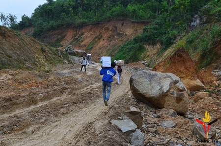 Sách, quần áo cũ được đóng gói cẩn thận trước khi trao tặng. Ảnh: Hội SVVN tại Đức