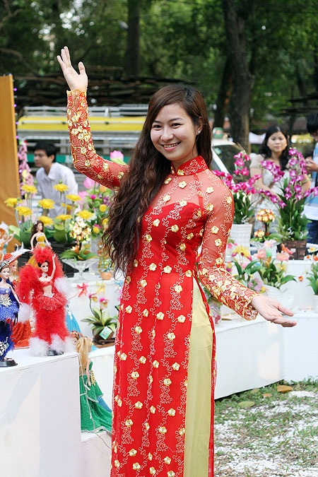 Thiếu nữ Sài Gòn tha thướt áo dài dạo Hội hoa - 4 Nổi bật trong số đó là những thiếu nữ tha thướt trong tà áo dài