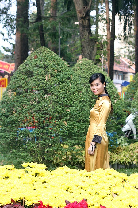 Thiếu nữ Sài Gòn tha thướt áo dài dạo Hội hoa - 6 Nổi bật trong số đó là những thiếu nữ tha thướt trong tà áo dài