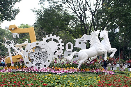 Thiếu nữ Sài Gòn tha thướt áo dài dạo Hội hoa - 8 Chào mừng năm Giáp Ngọ, trong khuôn viên của hội hoa có khá nhiều mộ hình ngựa