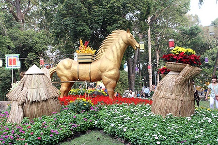 Thiếu nữ Sài Gòn tha thướt áo dài dạo Hội hoa - 9 Từ những chú ngựa oai phong, tuấn tú