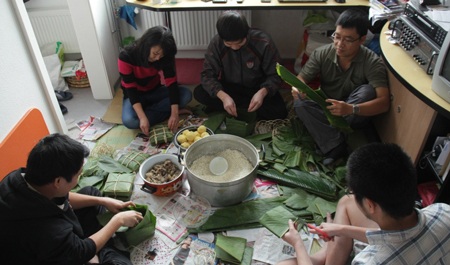 Ấm áp đêm dạ hội "Xuân trong kỷ niệm" của DHS Việt Nam tại Reims - 1 Các Hội viên AEVReims tham gia gói bánh chưng