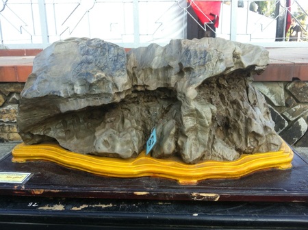 Viên đá có hình thác đổ