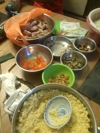 Du học sinh tại Malaysia gói bánh chưng chuẩn bị đón Tết