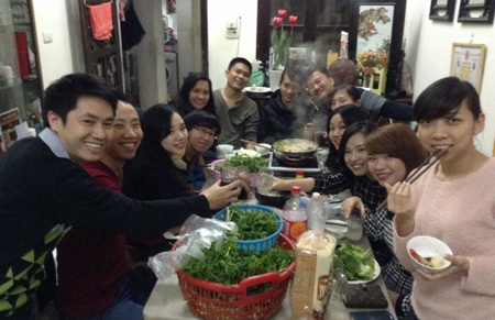 Rộn rã không khí Tết của du học sinh Việt tại Thụy Sỹ - 7 Các cựu du học sinh Thuỵ Sĩ tổ chức lễ tất niên và gói bánh chưng tại Việt Nam