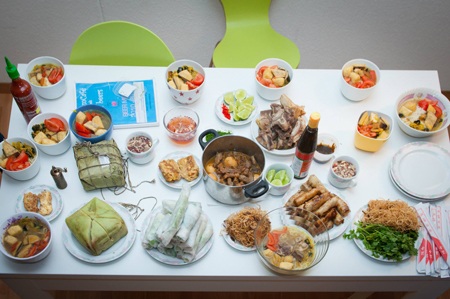 Rộn rã không khí Tết của du học sinh Việt tại Thụy Sỹ - 2 Mâm cơm với bánh chưng của các du học sinh EHL và Glion