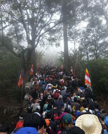 Quá tải ngày khai hội Yên Tử - 2 Du khách, tăng ni, phật tử chen chúc hành hương lên đỉnh non thiêng.