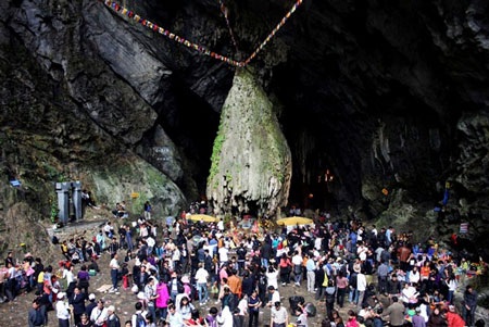 Tour du lịch kết hợp lễ bái đông khách - 1 Những điểm du lịch như Chùa Hương luôn đông nghịt khách về hành hương, lễ bái.