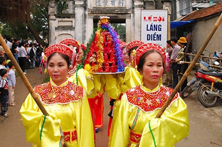 Về nơi đem câu ca quan họ vào mâm cỗ tết cổ truyền - 3 Hàng năm làng Diềm mở hội nhớ thủy tổ quan họ