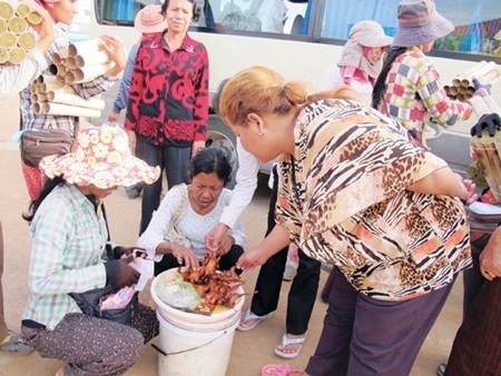 Đi chợ côn trùng, ăn thịt nhện ở xứ chùa Tháp - 3 Du khách tò mò với đặc sản côn trùng ở chợ Skun. Ảnh: Bảo Linh