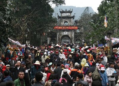 Để lễ hội Việt Nam thêm đẹp trong lòng du khách - 1 Du khách thập phương đi lễ cầu may tại chùa Thiên Trù. Ảnh:Trọng Đức-TTXVN.