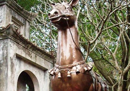 Hà Nội: Xuất hiện “ngựa lạ” ở đền Phù Đổng