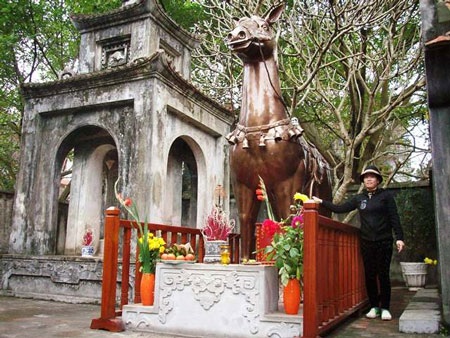 Ngựa lạ trong khuôn viên đền Phù Đổng