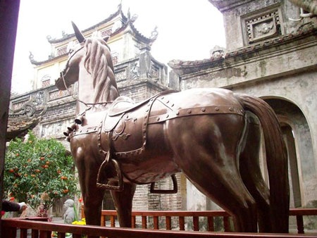Ngựa lạ trong khuôn viên đền Phù Đổng