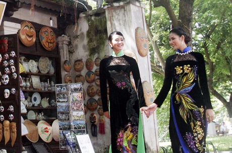 Những cô gái Hà Nội duyên dáng trong tà áo dài hiện đại