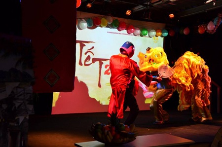 Người trẻ Việt tại Nantes chào Xuân Giáp Ngọ - 5 Một điểm thú vị của chương trình Tết năm nay là người cầm đầu lân và múa lân là Lucas,