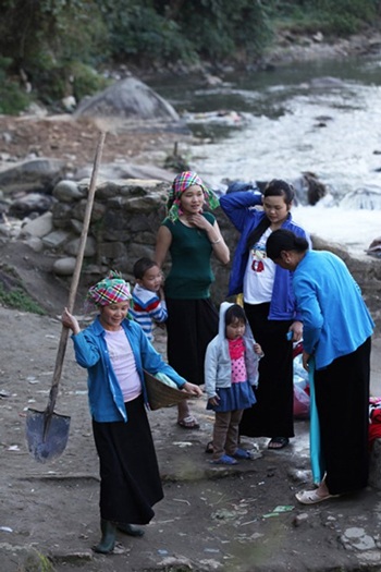 Vẻ sảng khoái sau khi ngâm mình dưới bể nước nóng của phụ nữ Thái.