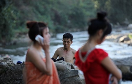 Không kể nam, nữ mọi người tự nhiên trút bỏ xiêm y.