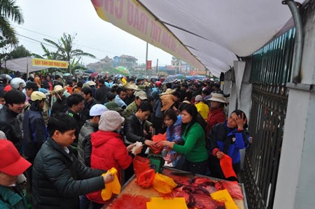 Thịt “ngưu vương” bán giá “cắt cổ”, du khách vẫn tranh mua