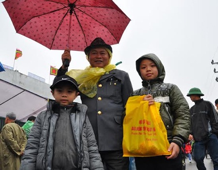 Đi vui hội chọi trâu, có thịt trâu chọi mang về làm quà