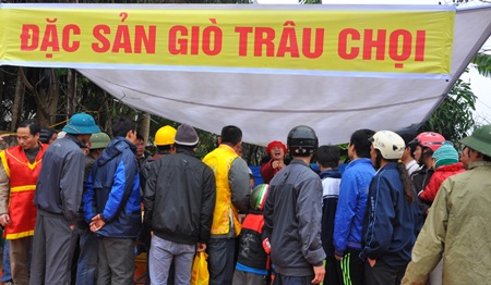 Không chỉ hàng thịt trâu chọi đông khách, mà hàng giò trâu chọi cũng tấp nập khách đến mua