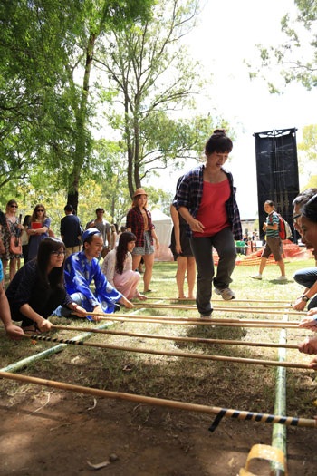 Market Day - Chợ phiên văn hóa của du học sinh tại Úc - 2 Nhảy sạp là nét văn hóa đặc trưng và được bạn bè quốc tế yêu thích