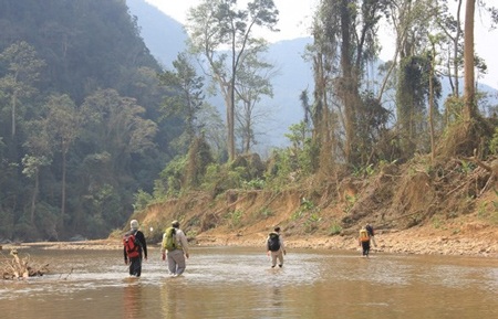 Thái tử Ả rập bối rối trước Sơn Đoòng - 1 Đoàn thám hiểm lội suối vào Sơn Đoòng (Thái tử, người thứ 2 từ sau tới)