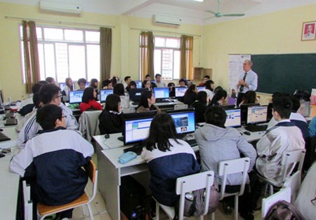 Ngày hội Khám phá Khoa học cùng GS, TS từ Anh quốc - 6 Vừa nghe thầy giảng vừa được thực hành trên máy tính