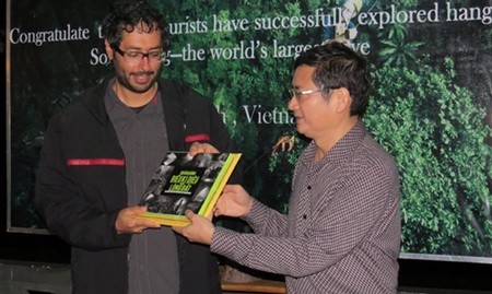 Thái tử Ả rập bối rối trước Sơn Đoòng - 2 Đoàn thám hiểm lội suối vào Sơn Đoòng (Thái tử, người thứ 2 từ sau tới)