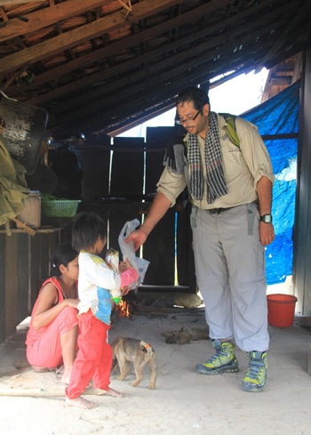 Thái tử Ả rập bối rối trước Sơn Đoòng - 3 Thái tử thăm hỏi các hộ dân tộc bản địa. Ảnh: H.N