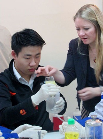 Ngày hội Khám phá Khoa học cùng GS, TS từ Anh quốc - 5 Thảo luận nhóm dưới sự hướng dẫn của thầy giáo