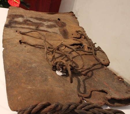 Các dụng cụ dùng để chế tạo dụng cụ và vật dụng để bắt voi và thuần dưỡng