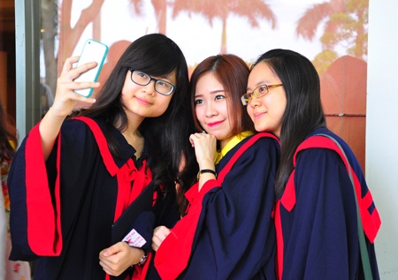9 học viên IFY nhận danh hiệu sinh viên xuất sắc của Tổ chức Giáo dục NCC Education - 2 Khánh Hà (bên trái ngoài cùng) làm dáng với bạn bè trong Lễ tốt nghiệp
