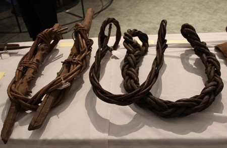 Các dụng cụ dùng để chế tạo dụng cụ và vật dụng để bắt voi và thuần dưỡng