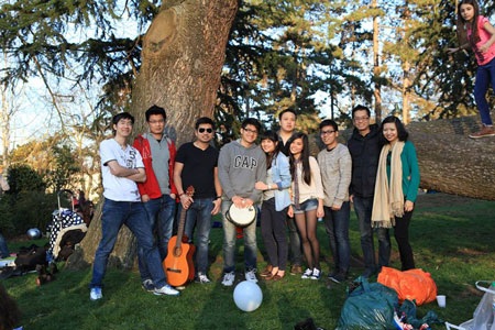 10 năm - một chặng đường của Hội SVVN tại Pháp - 3 Các bạn nam tặng quà bạn nữ nhân ngày 8/3