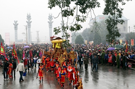 Hàng nghìn du khách thập phương về dự lễ hội (Ảnh: Báo Vĩnh Phúc)