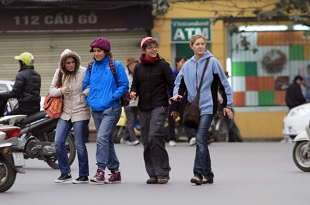 Một góc nhìn về du khách đến Việt Nam - 1 Du khách nước ngoài tham quan đường phố Hà Nội (Ảnh: Ngọc Thành)