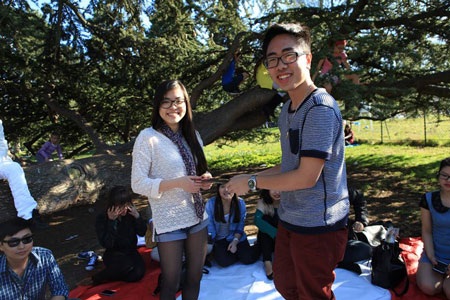 10 năm - một chặng đường của Hội SVVN tại Pháp - 2 Các bạn nam tặng quà bạn nữ nhân ngày 8/3