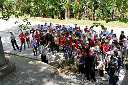 Về Quảng Bình, viếng mộ Đại tướng, thăm động Phong Nha, Thiên Đường - 3 Thăm tượng đài nữ pháo binh Ngư Thủy