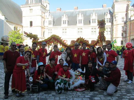 Du học sinh Việt hòa chung không khí Carnaval de Blois 2014