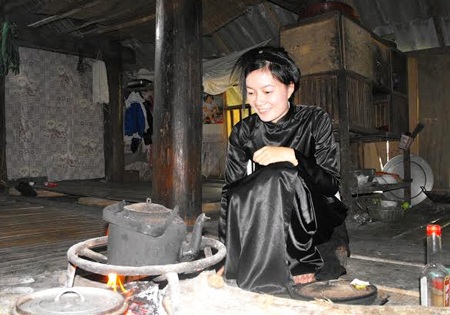 Thượng Lâm - Huyền thoại miền gái đẹp… (kỳ 2) - 2 Người con gái Tày tự tay đun nước mời khách (Ảnh: Văn Quân)