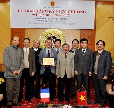 GS Lê Văn Cường - “Người lái đò đáng kính và vĩ đại” - 2 GS Lê Văn Cường cùng các học viên khóa 9 của VCREME