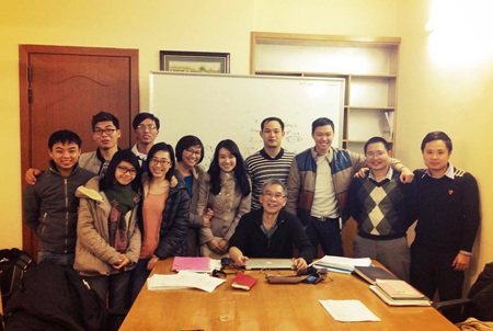 GS Lê Văn Cường cùng các học viên khóa 9 của VCREME