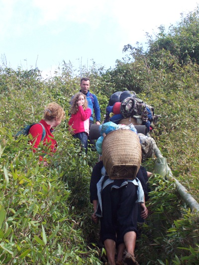 Rừng quốc gia Hoàng Liên lại đón du khách chinh phục đỉnh núi Phan Si Păng - 1 Du khách nước ngoài leo núi chinh phục đỉnh Phan Si Păng trở về