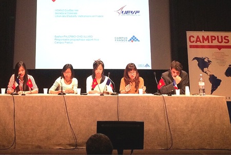 Các đại diện của Hội sinh viên Việt Nam tại Pháp (UEVF) tham gia buổi hội thảo