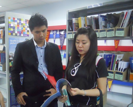 Hội thảo học bổng du hoc Malaysia lên đến 50% học phí - 2 Giám đốc công ty Hằng Lương làm việc và tham quan trường