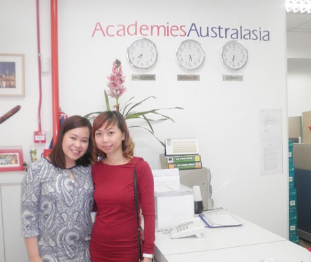 Du học Singapore nhận bằng cấp của tập đoàn giáo dục Úc - 1 Phó GĐ Hằng Lương cùng đại diện trường