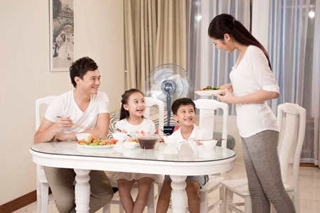 Bảo vệ sức khỏe cả gia đình ngày hè với chi phí thấp bằng quạt phụt sương - 1 Bảo vệ sức khỏe cả gia đình ngày hè với quạt phun sương. Anh do Sunhouse cung cấp.