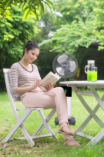 Bảo vệ sức khỏe cả gia đình ngày hè với chi phí thấp bằng quạt phụt sương - 3 Hoa hậu Ngọc Hân cũng ưa chuộng sản phẩm quạt phun sương. Ảnh Sunhouse cung cấp.