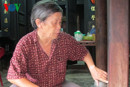 Sự thật việc Hội An thu phí tham quan phố cổ - 2 Du khách lựa chọn những đồ vật được bày bán tại chợ đêm ở Hội An. (ảnh: Trà Xanh)